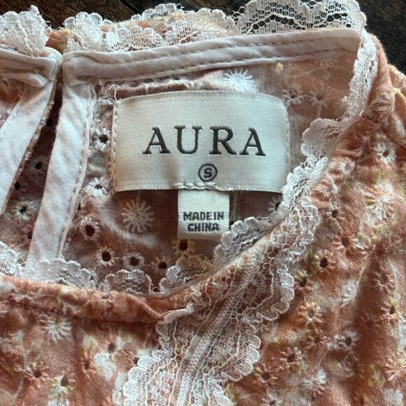 AURA size small eyelet spring apricot floral‎ and lace 3/4 puff sleeve top EUC - Picture 2 of 6